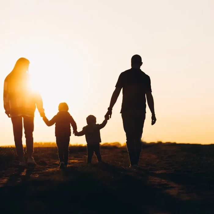 feliz-familia-silueta-en-la-puesta-del-sol